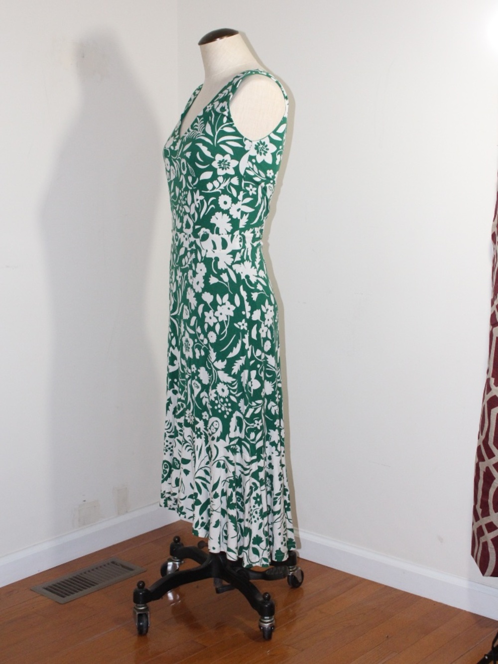 Boden, Eliza Midi Sleeveless Green & White Floral V-Neck  Dress - Picture 6 of 14